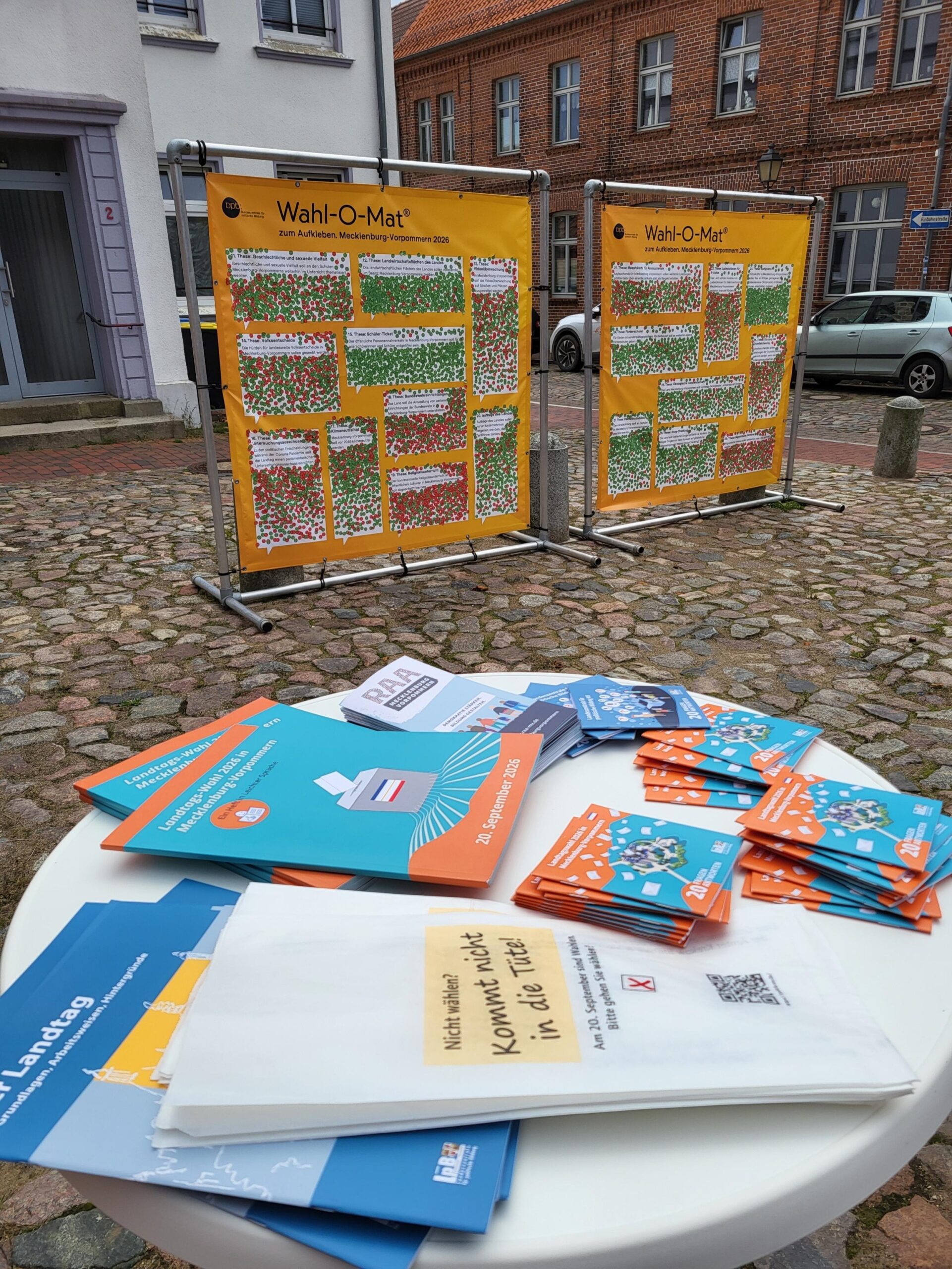 Politik zum Aufkleben – der Wahl-O-Mat on Tour in Krakow am See